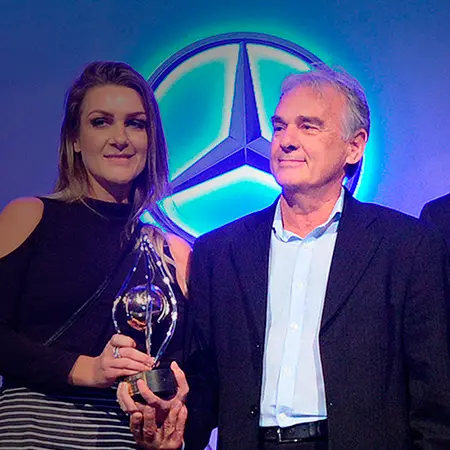 Baldon Engemetal recebendo prêmio de reconhecimento a fornecedores da Mercedes-Benz